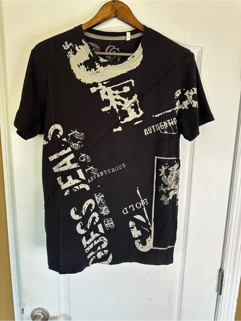 Guess Y2K Black T-Shirt with Cream Graffiti Graphic Print.Size L. - Picture 1 of 4
